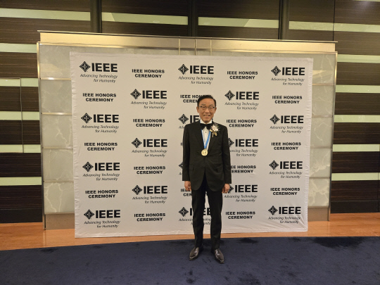 김기남 삼성전자 상임고문이 지난 24일 일본 도쿄에서 열린 'IEEE 로버트 N, 노이스 메달'을 수상하고 기념촬영을 하고 있다. 한국공학한림원 제공